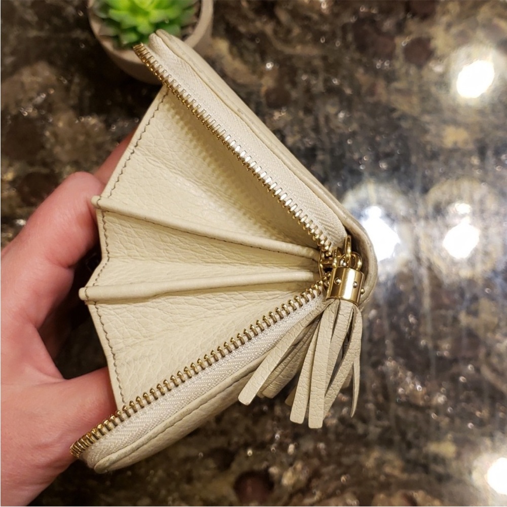 Elegant Cream Leather Wallet - Picture 10 of 16